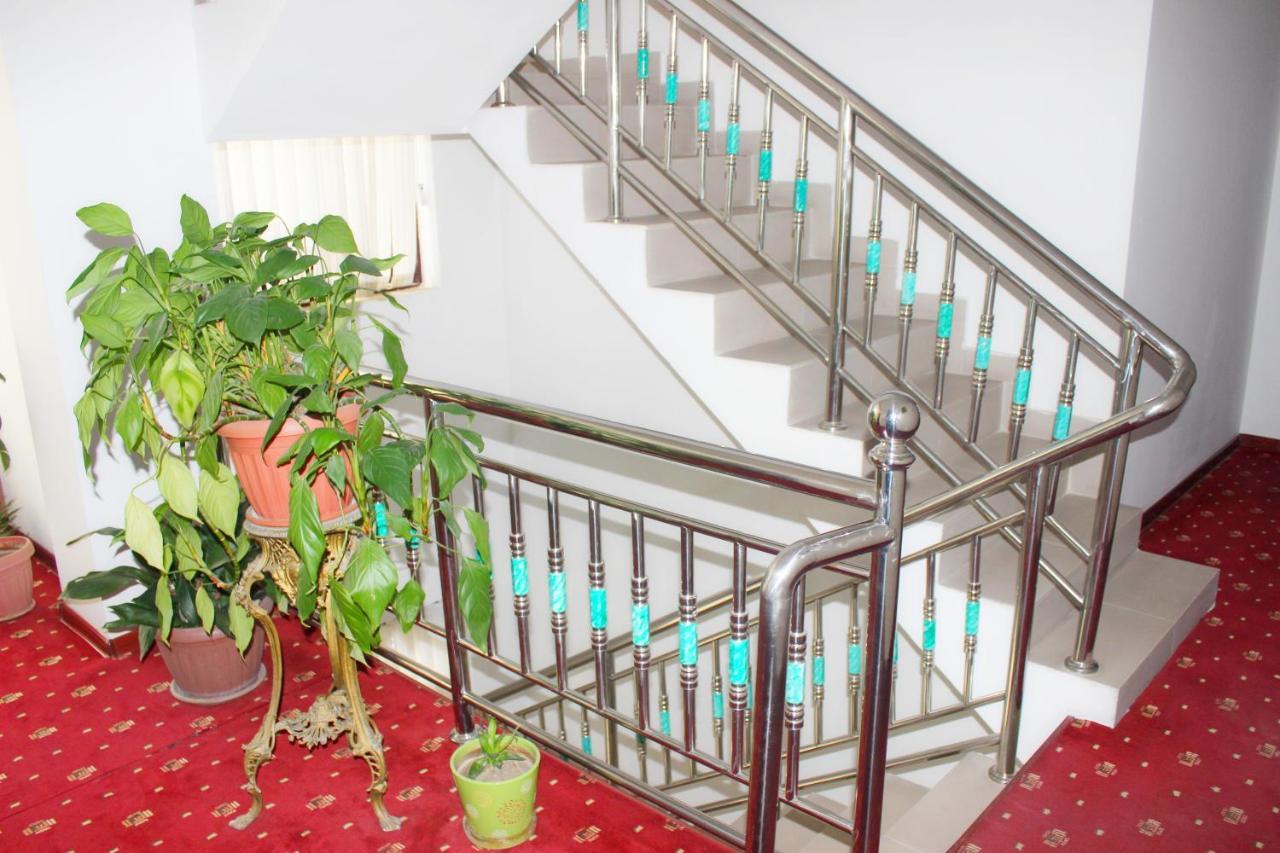 Hotel Sarvar Doesjanbe Buitenkant foto